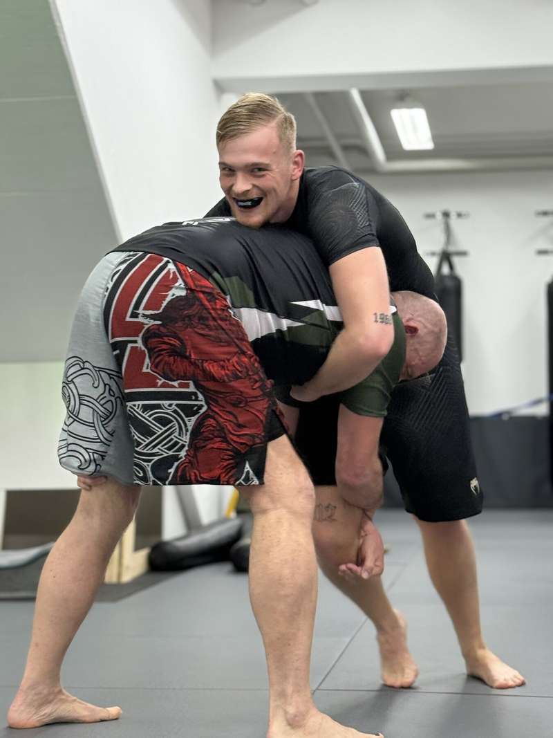 Zwei Trainingspartner arbeiten im BJJ im Stand an Kontrolle und Position