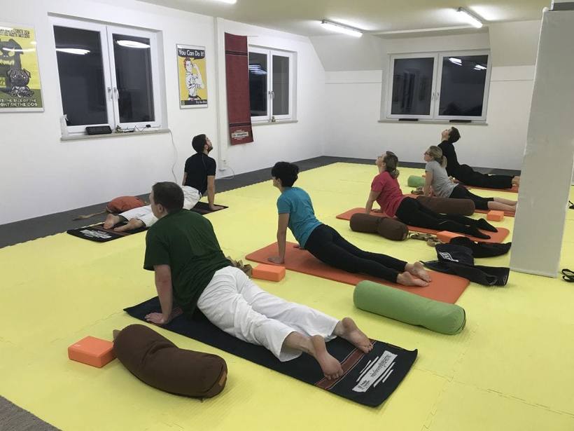 Yoga Backbends öffnen den Körper und bringen damit Körper und Geist näher zusammen.