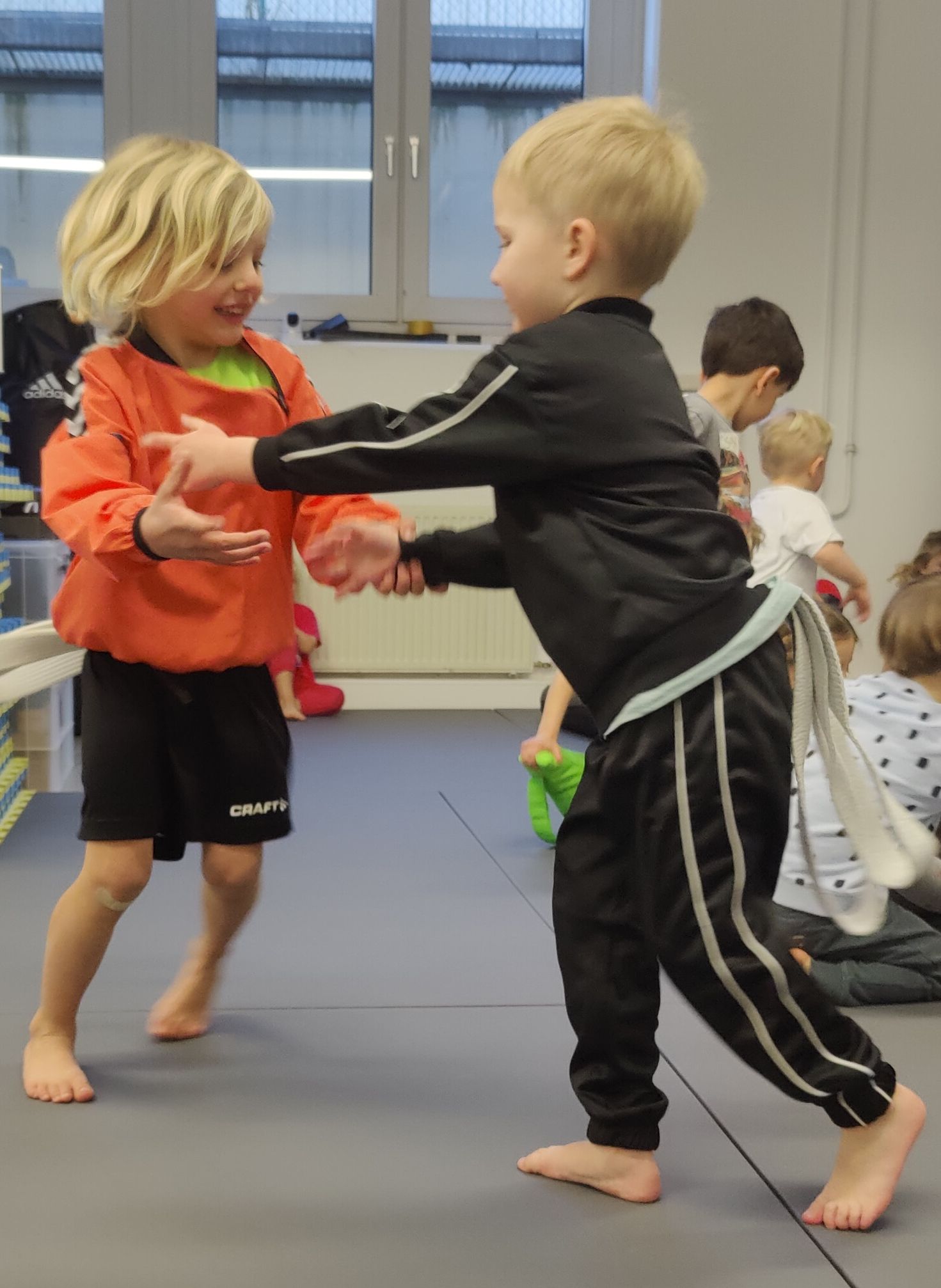 Kinder trainieren gemeinsam Kampfsport in München