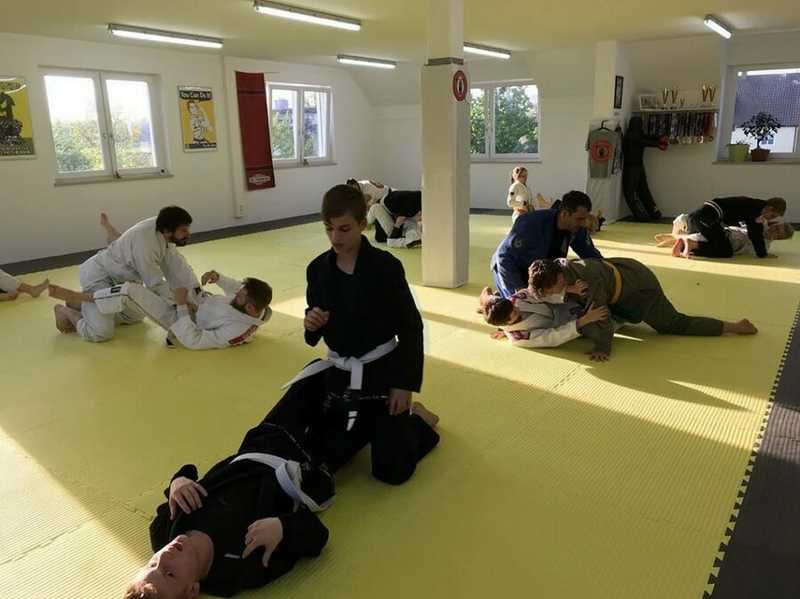 BJJ Blackbelt Cadu Francis hilft beim ueben