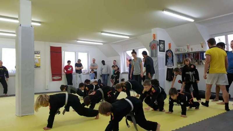 Eltern Kind Training: Aufwärmen mit Tierbewegungen