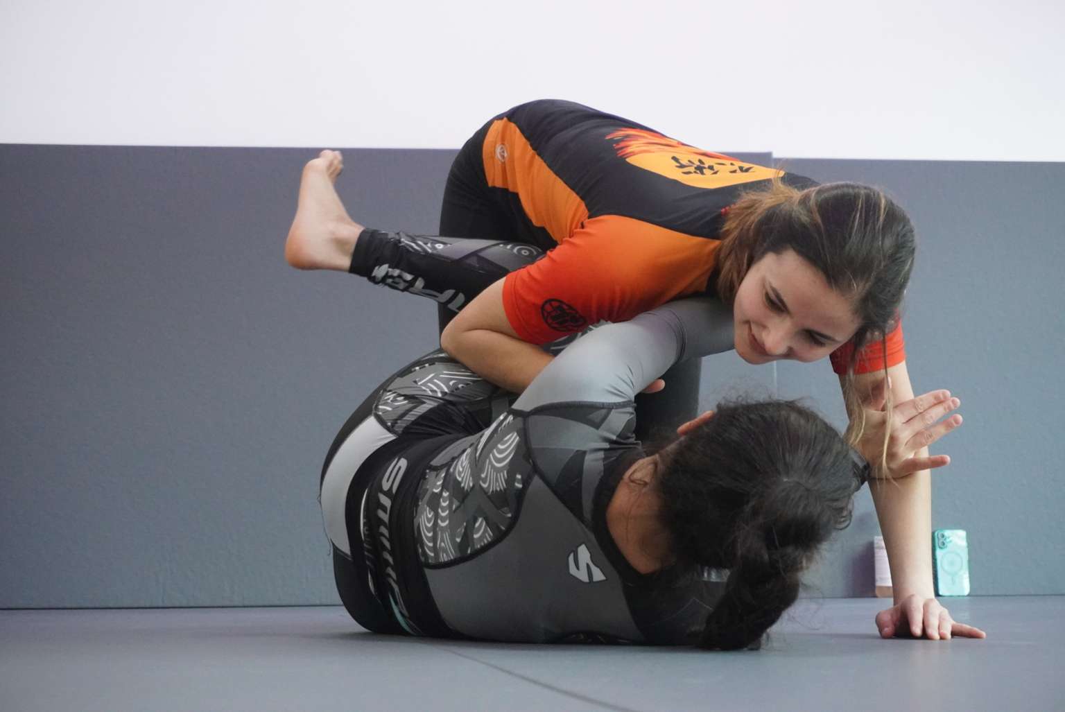 Brazillian Jiu-Jitus, BJJ in München. Zwei lachende Personen beim Bodenkampf.