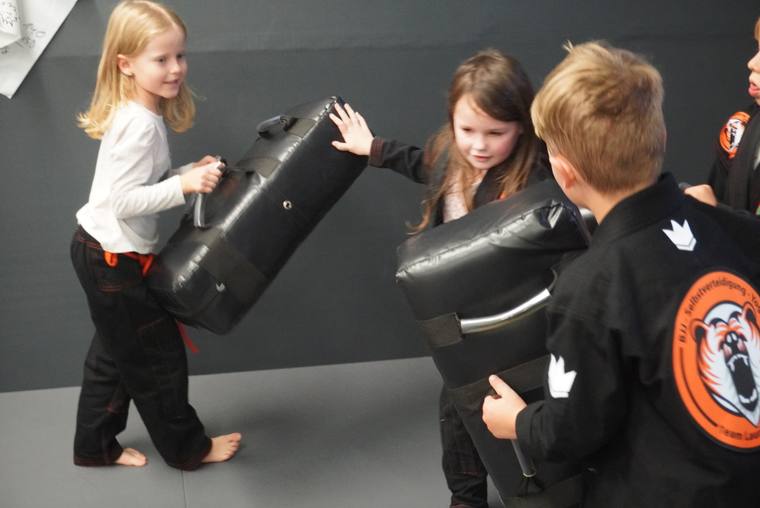 Kleine Ninjas – Kinder mit Ninja-Kopfband beim Balancieren