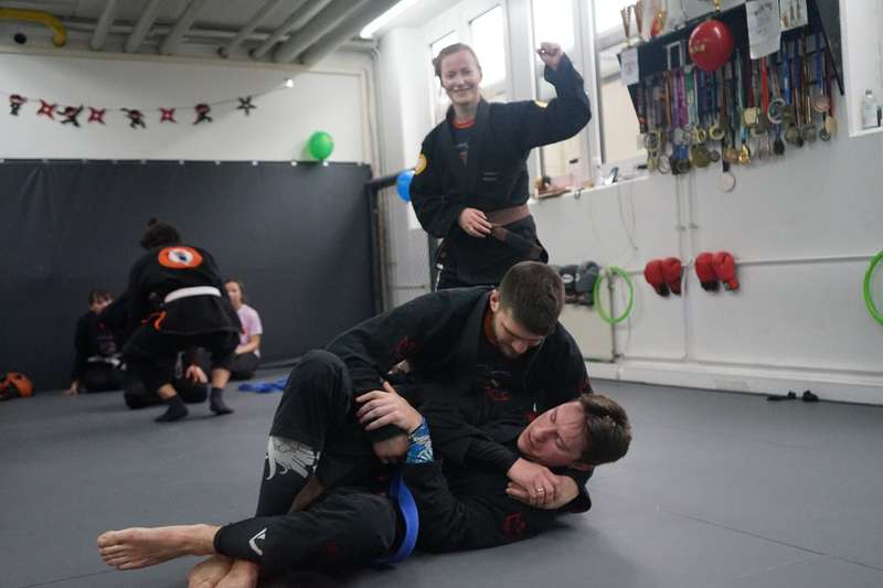 Zwei Trainingspartner lösen im BJJ eine Aufgabe mit echtem Widerstand