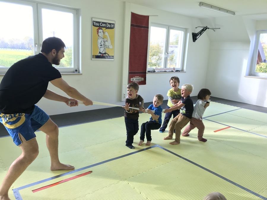 Kleine Ninjas lösen gemeinsam eine Bewegungsaufgabe