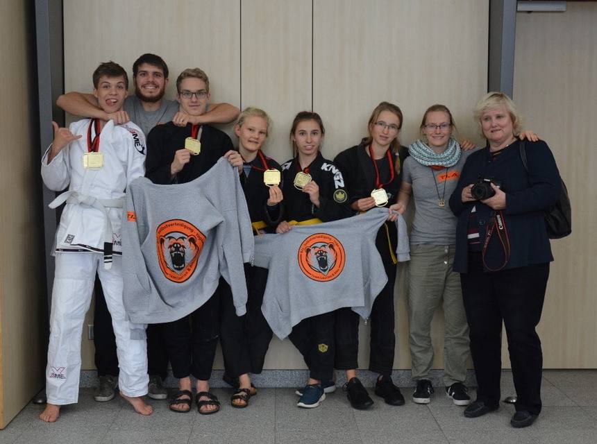 Trainer Laurien & Alex mit Kindern in der Halle