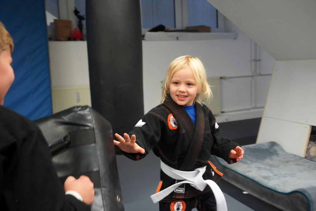Emma beim BJJ-Kindertraining in München