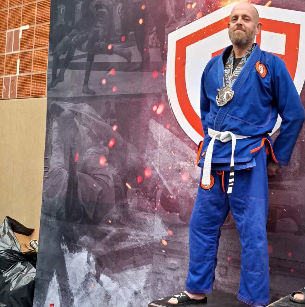 Gerhard im blauen Brazilian-Jiu-Jitsu-Gi mit Medaille
