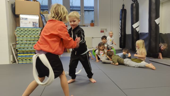 Zwei Kleine Ninjas finden gemeinsam eine eigene Lösung